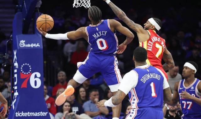 约翰逊32+10+5马克西空砍28分 老鹰胜76人