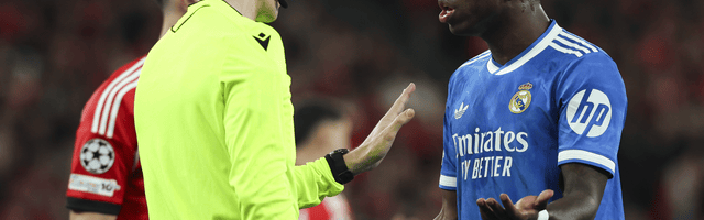 维尼修斯引爆比赛冲突：比赛暂停穆帅被罚下，孰是孰非引发矛盾